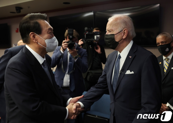 윤석열 대통령과 조 바이든 미국 대통령이 22일 오전 경기도 평택 오산공군작전사령부 항공우주작전본부(KAOC·Korean Air And Space Operations Center)를 방문해 악수를 나누고 있다. (대통령실사진기자단) 2022.5.22/뉴스1 © News1 안은나 기자
