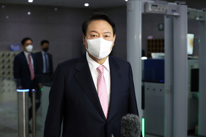 윤석열 대통령이 정호영 보건복지부 장관 후보자의 거취에 대해 "시간이 조금 더 필요한 것 같다"고 말했다. 사진은 윤 대통령이 23일 오전 용산 대통령실로 출근하며 취재진 질의에 답하는 모습. /사진=뉴스1