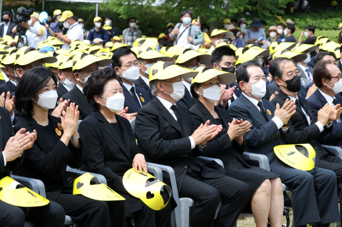 23일 노무현 전 대통령 13주기 추모식이 경북 김해 봉하마을에서 열렸다. 신종 코로나바이러스 감염증(코로나19)으로 약 3년 만에 대규모로 열린 이번 추모식은 노 전 대통령을 그리워하는 지지자들로 가득찼다. 행사 시작 한참 전부터 마을 입구 교통이 마비되기도 했다. 사진은 노 전 대통령 추모식에 참석한 문재인 전 대통령 등 주요 내빈들과 지지자들의 모습. /사진=뉴시스