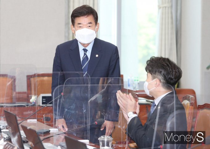 [머니S포토] 신임 국회의장 후보에 민주당 김진표 의원, 선출된 가운데