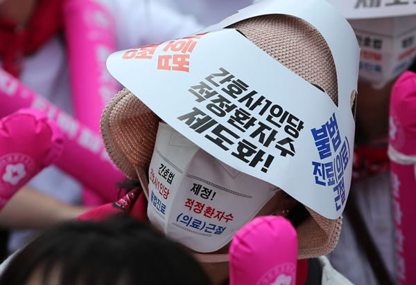 의료전문 변호사들이 최근 '간호법'에 반대하는 의사·간호조무사 단체 주장에 반박했다. 사진은 지난 12일 서울 광화문역 네거리에서 열린 '제51회 국제간호사의날 결의대회'에서 간호법 제정 등을 촉구하고 있는 시민. /사진=뉴스1