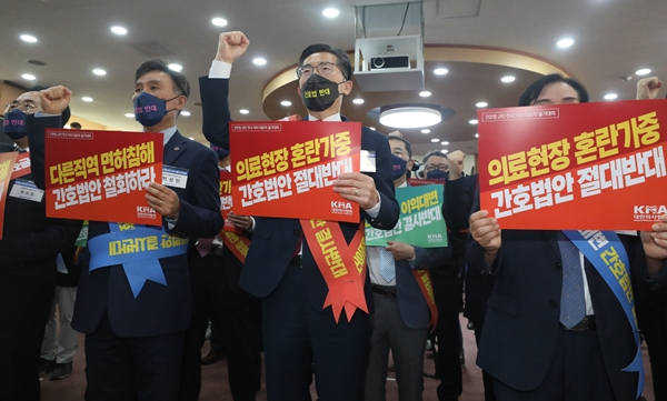 대한의사협회(의협)는 간호법안의 간호사 업무 범위 확장이 의사 고유의 영역인 환자 진료, 처방의 영역을 침탈할 수 있다고 주장했다. 사진으 지난 15일 서울 영등포구 서울시의사회관에서 열린 '간호법 규탄 전국 의사 대표자 궐기대회'에서 참석자들. /사진=뉴스1