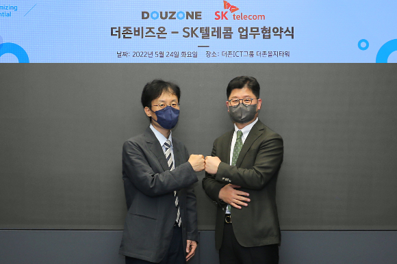 SK텔레콤이 올인원 비즈니스 솔루션 플랫폼 ‘SKT 엔터프라이즈 웍스’ 서비스 출시를 위해 더존비즈온과 협력에 나선다. 사진은 최낙훈 SK텔레콤 스마트팩토리CO담당(왼쪽)과 지용구 더존비즈온 솔루션사업부문 대표. /사진제공=SK텔레콤