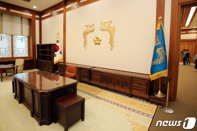 25일 오후 서울 종로구 청와대 본관 대통령 집무실이 언론에 공개되고 있다. 청와대 경내 개방에 이어 오는 26일부터 역대 대통령 집무실이 있던 청와대 본관과 대통령이 거주하던 관저도 관람할 수 있다. 2022.5.25/뉴스1 © News1 황기선 기자