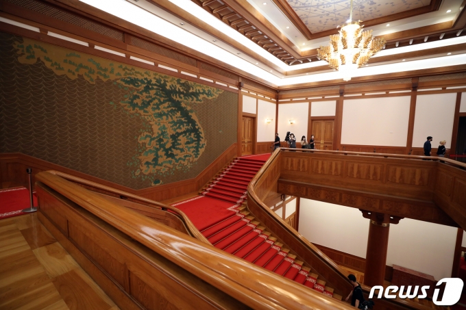 25일 오후 서울 종로구 청와대 본관 내부가 언론에 공개되고 있다. 중앙에 걸린 김식 작가의 '금수강산도'도 보인다. 2022.5.25/뉴스1 © News1 황기선 기자