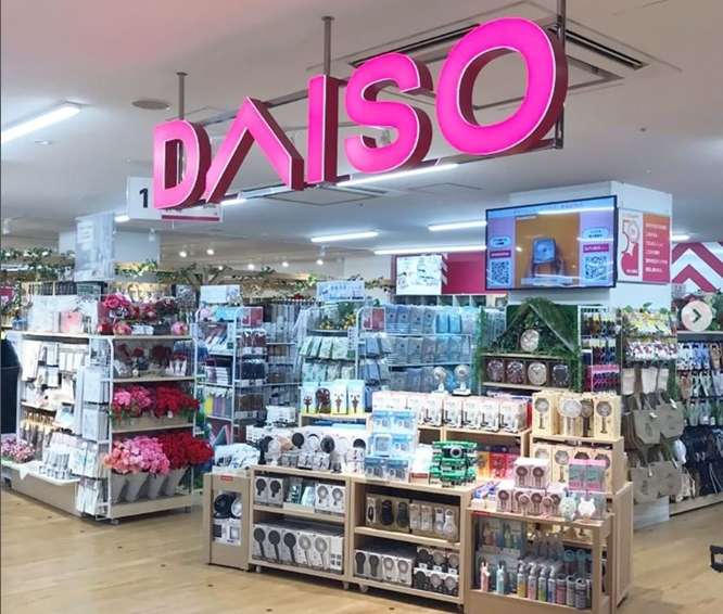 지난 26일 일본 매체 닛케이에 따르면 오랜 기간 100엔(약 1000원) 콘셉트를 유지해온 일본 다이소가 지난달 인플레이션 등의 여파에 결국 300엔(약 3000원) 숍으로 변했다. 사진은 일본 다이소 내부 모습. /사진=일본 다이소 공식 인스타그램 캡처