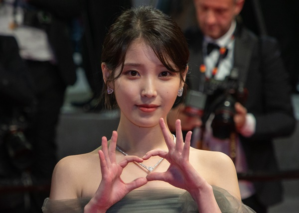 배우 이지은(활동명 아이유)이 26일 오후(현지시간) 제75회 칸 국제영화제가 열리는 프랑스 남부 칸 '팔레 데 페스티벌'(Palais des Festivals) 뤼미에르 대극장에서 경쟁부문 진출작 영화 '브로커' 월드 프리미어 시사회가 끝난 후 극장을 떠나며 인사를 하고 있다. /사진=뉴스1
