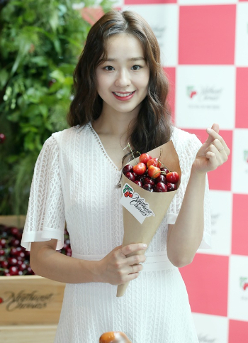 전 리듬체조 선수 손연재가 결혼한다. 예비 신랑은 비연예인으로 9세 연상의 회사원이다. 前 리듬체조 선수 손연재가 2일 오전 서울 종로구 종로타워빌딩 가든타워에서 미국북서부체리협회 주최로 열린 '체리데이' 행사에서 포즈를 취하고 있다. /사진=뉴스1