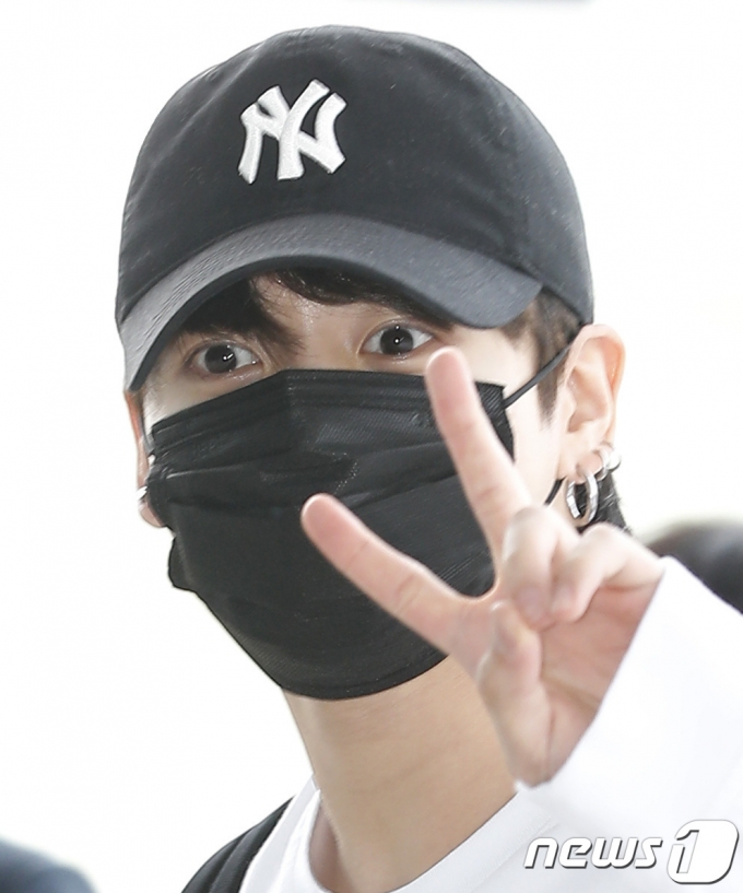 그룹 방탄소년단(BTS) 정국이 왕자님 비주얼로 공항 시선을 싹쓸이 했다. © News1 권현진 기자