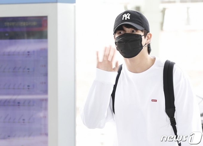 그룹 방탄소년단(BTS) 정국이 조 바이든 미국 대통령의 초청으로 백악관을 예방하기 위해 29일 오후 인천국제공항을 통해 미국으로 출국하며 근사한 손인사를 하고 있다. © News1 권현진 기자