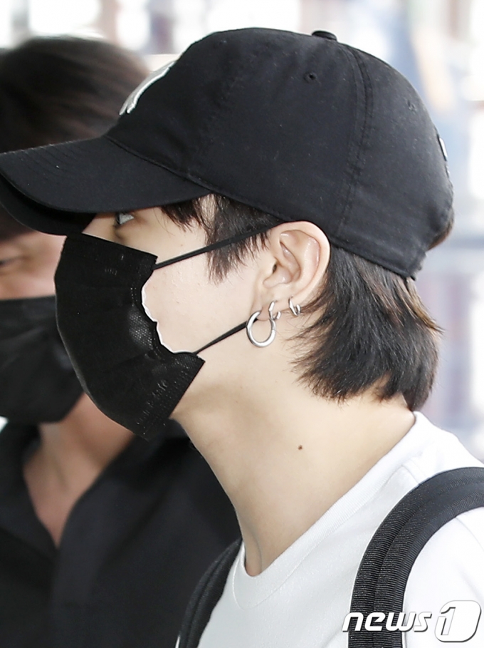 그룹 방탄소년단(BTS) 정국이 조 바이든 미국 대통령의 초청으로 백악관을 예방하기 위해 29일 오후 인천국제공항을 통해 미국으로 출국하고 있다.  © News1 권현진 기자