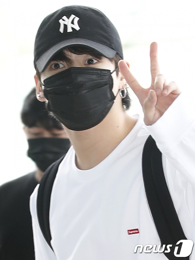 [뉴스1 ★]방탄소년단 정국, 왕자님 비주얼로 공항 올킬
