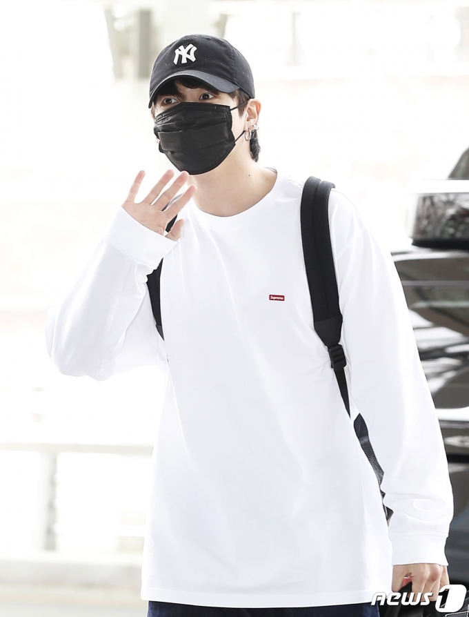 그룹 방탄소년단(BTS) 정국이 조 바이든 미국 대통령의 초청으로 백악관을 예방하기 위해 29일 오후 인천국제공항을 통해 미국으로 출국하고 있다. 2022.5.28/뉴스1 © News1 권현진 기자