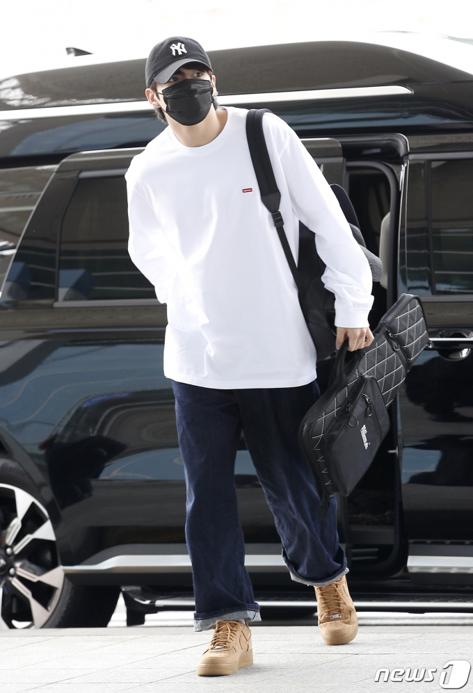 그룹 방탄소년단(BTS) 정국이 조 바이든 미국 대통령의 초청으로 백악관을 예방하기 위해 29일 오후 인천국제공항을 통해 출국장으로 들어서고 있다. © News1 권현진 기자