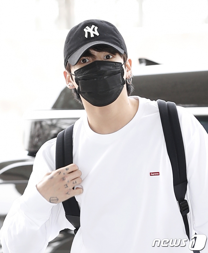 그룹 방탄소년단(BTS) 정국이 조 바이든 미국 대통령의 초청으로 백악관을 예방하기 위해 29일 오후 인천국제공항을 통해 미국으로 출국하며 왕자님 비주얼로 여심을 사로잡고 있다. © News1 권현진 기자