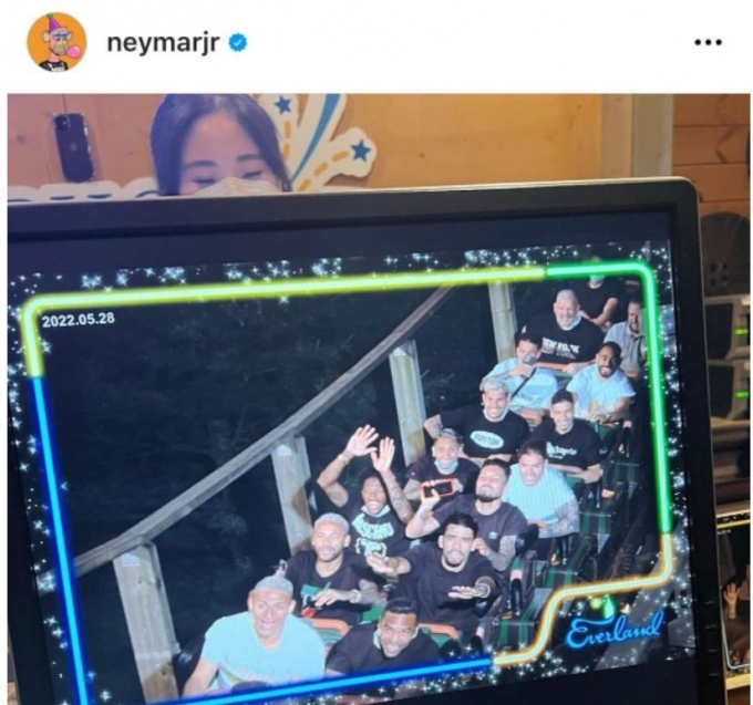 한국의 유명 놀이동산을 찾은 브라질 축구대표팀 선수들(네이마르 SNS)© 뉴스1