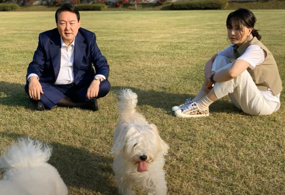윤석열 대통령(왼쪽)과 김건희 여사가 지난 28일 용산 대통령실 청사 잔디밭에서 반려견과 함께 시간을 보내고 있는 모습. /사진=페이스북 건희사랑 캡처