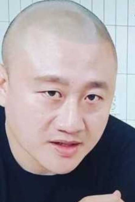 코미디언 임성훈이 아내에게 폭행을 가하고 불륜을 저지른 '배드 파더'의 당사자로 지목됐다. /사진=임성훈 라이브 방송 갈무리