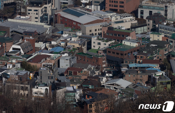  서울시가 전·월세 보증금을 돌려받지 못하는 청년들의 피해를 예방하기 위해 '서울시 청년 전세보증금 반환보증 보증료 지원사업'을 시작한다고 밝혔다. 사진은 서울 용산구 서울 N타워에서 바라본 빌라 밀집지역의 모습. /사진=뉴스1