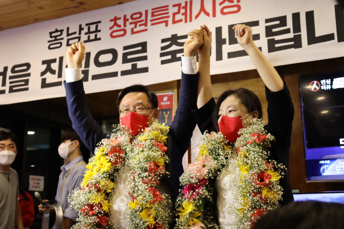 국민의힘 홍남표 후보가 창원특례시장 당선을 확정 짓자 부인 서희정 여사와 함께 승리를 외치고 있다.[사진=홍남표 선거캠프]