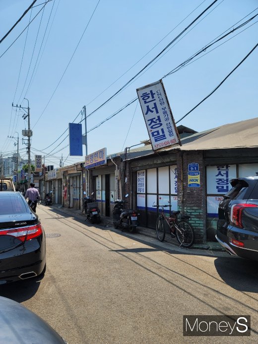 문래동4가 재개발구역. 낮은 건물들과 철공소들이 보인다. /사진=신유진 기자