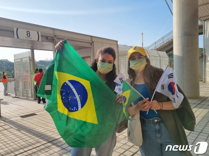한국과 브라질의 경기 티켓을 어렵게 구한 브라질 유학생들© 뉴스1