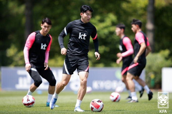파울루 벤투 한국 축구대표팀 감독이 2일 브라질전에 황의조, 손흥민, 황희찬을 앞세우며 라인업을 꾸렸다. 사진은 지난 1일 파주 NFC에서 훈련하는 대표팀 선수들. /사진=뉴스1(대한축구협회 제공)