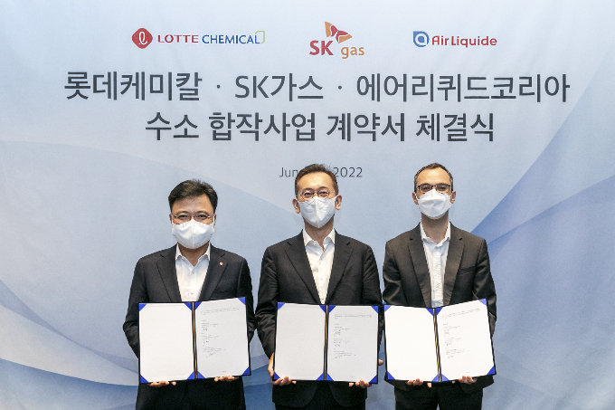 롯데케미칼, SK가스, 에어리퀴드코리아가 수소 사업 관련 합작사를 설립한다. 사진은 황진구 롯데케미칼 기초소재사업 대표, 윤병석 SK가스 대표, 니콜라 푸아리앙 에어리퀴드코리아 대표(왼쪽부터). /사진=롯데케미칼 제공