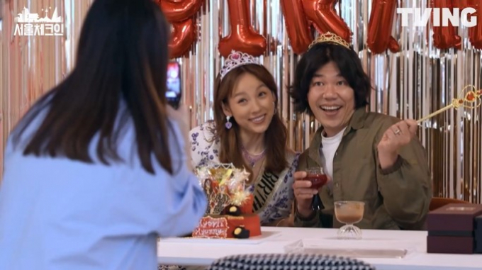  이효리가 이상순과의 행복한 서울 데이트와 홍현희, 제이쓴 부부와의 특별한 생일파티로 '서울체크인' 파트2의 문을 활짝 연다. /사진=티빙 오리지널 예고편 캡처