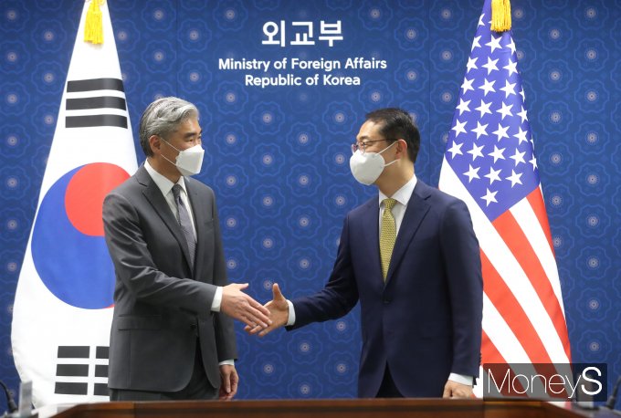 [머니S포토] 김건·성 김 '북핵 논의 하기 위해'