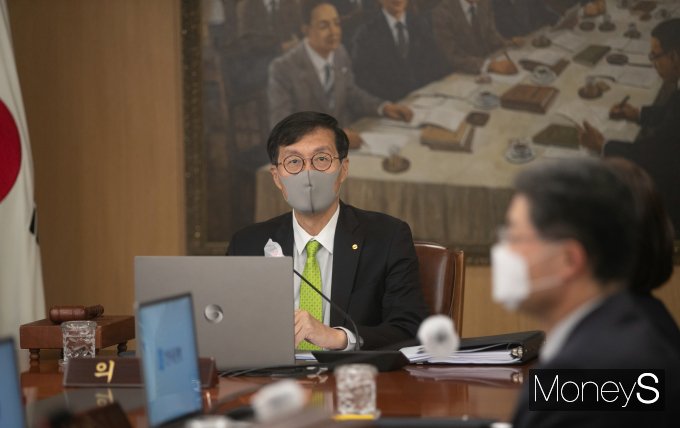 5월 소비자물가가 5%선을 뚫으면서 한국은행 금융통화위원회가 7월 열리는 통화정책방향 결정회의에서 한번에 기준금리를 0.5%포인트 올리는 빅스텝을 단행할 지 여부에 금융권의 관심이 쏠린다. 사진은 이창용 한은 총재가 지난달 26일 서울 중구 태평로 2가 한국은행 회의실에서 열린 통화정책방향 결정회의를 주재하는 모습./사진=임한별 기자