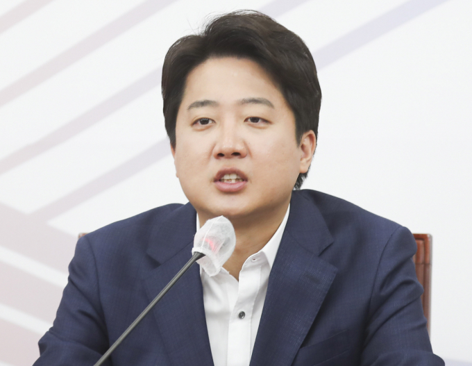 이준석 국민의힘 대표가 자신의 성 상납 의혹에 대해 떳떳하다는 입장을 밝혔다."떳떳하지 않은 게 있었다면 강용석 무소속 경기지사 후보의 복당을 받아주는 게 제일 편했을 것"이라고 밝혔다. 사진은 이 대표가 지난 2일 서울 여의도 국회에서 열린 최고위원회의에서 모두발언 하는 모습. /사진=뉴시스
