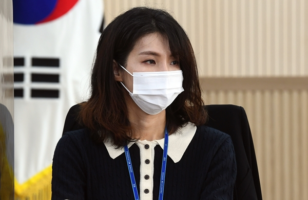 3일 법무부와 검찰에 따르면 법무부가 서지현 검사의 사표를 수리한 것으로 밝혀졌다. 이에 서 검사는 전날 밤 "아직 법무부나 검찰로부터는 어떤 연락도 못 받았다"며 유감을 표했다. 사진은 지난해 8월 경기 과천 정부과천청사에서 열린 법무부 디지털성범죄 등 전문위원 위촉 행사에 참석한 서 검사. /사진=뉴스1