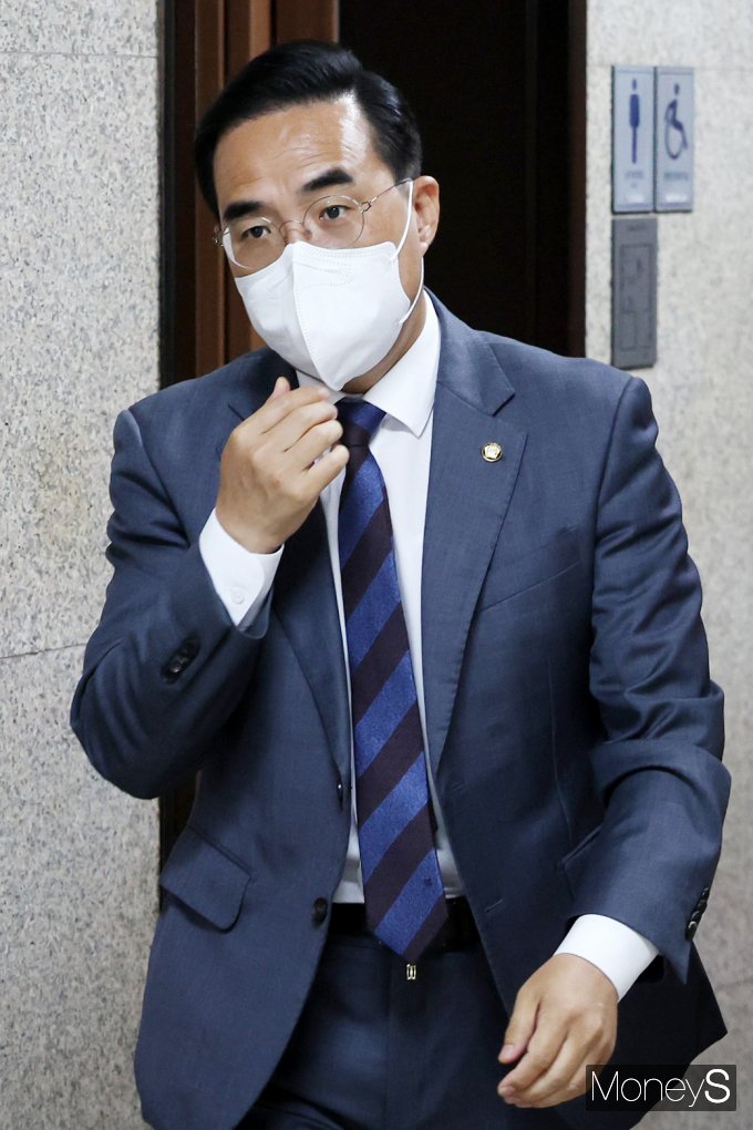 [머니S포토] 민주당 대책 논의 앞서 국회 출근한 '박홍근'