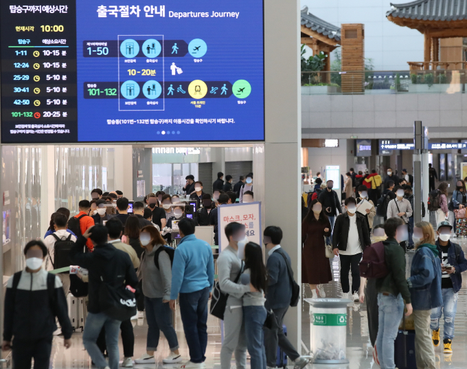 오는 8일부터 항공기 운항제한이 해제돼 인천공항의 하늘길이 24시간 열린다. 사진은 인천국제공항 제1터미널 출국장 모습. /사진=뉴시스
