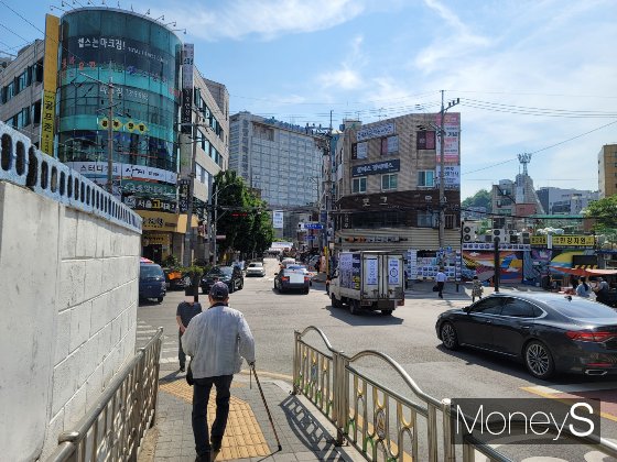 서울 동작구 흑석2구역 사거리에서 찍은 모습. 상가건물들이 밀집해 있다.  /사진=신유진 기자