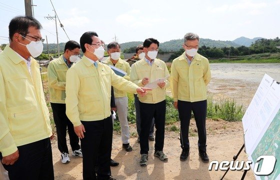 김영록 전라남도지사가 3일 오전 최근 영농철 극심한 가뭄으로 용수확보에 어려움을 겪고 있는 함평군 신광면 가덕리 매산저수지를 방문, 이병용 함평부군수로부터 영농대책 추진상황에 대해 설명을 듣고 있다./뉴스1