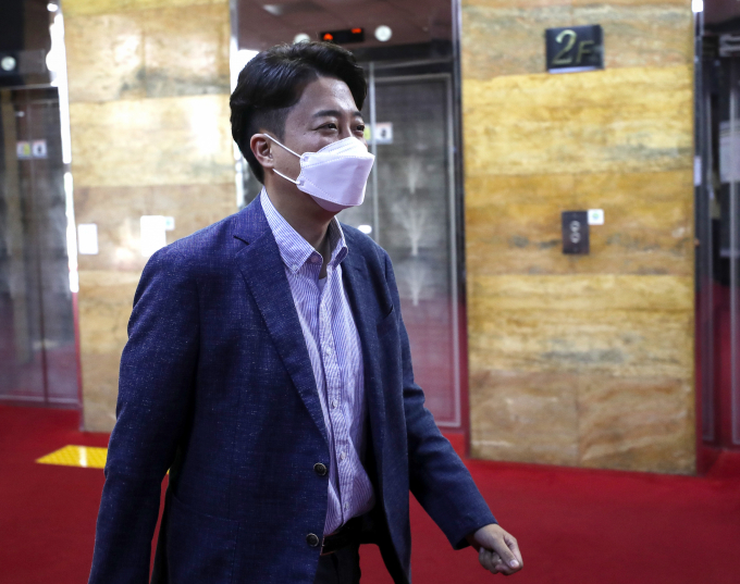 이준석 국민의힘 대표가 6·1 지방선거 출구조사 결과 발표 직후 이재명 인천 계양을 국회의원 당선인을 조롱했다는 보도에 대해 불쾌함을 감추지 못했다. 사진은 이 대표가 3일 서울 여의도 국회로 출근해 당대표실로 향하는 모습. /사진=뉴스1 