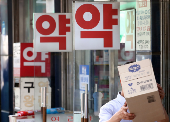 국내외 시장 상황으로 물가 상승이 계속되는 가운데 국내 제약업계도 공급가 인상을 검토중인 것으로 알려졌다. 3일 서울 종로구 약국 밀집 지역 모습./사진=뉴스1