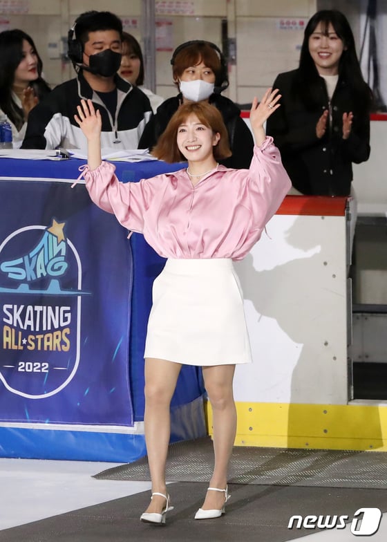 [사진] 노아름, 팬들 향해 인사하며