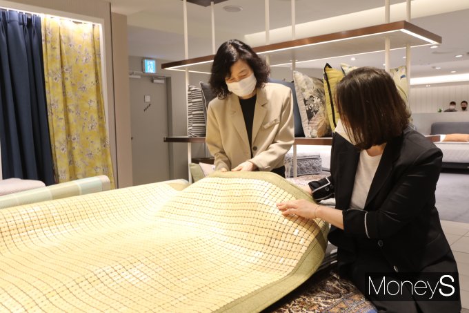 롯데백화점 광주점 8층 '크리에티브 메종' 매장에서는 본격적으로 더위가 시작되는 시기를 맞아 '마작 자리'를 선보이고 있다/사진=롯데백화점 홍보2팀 제공.