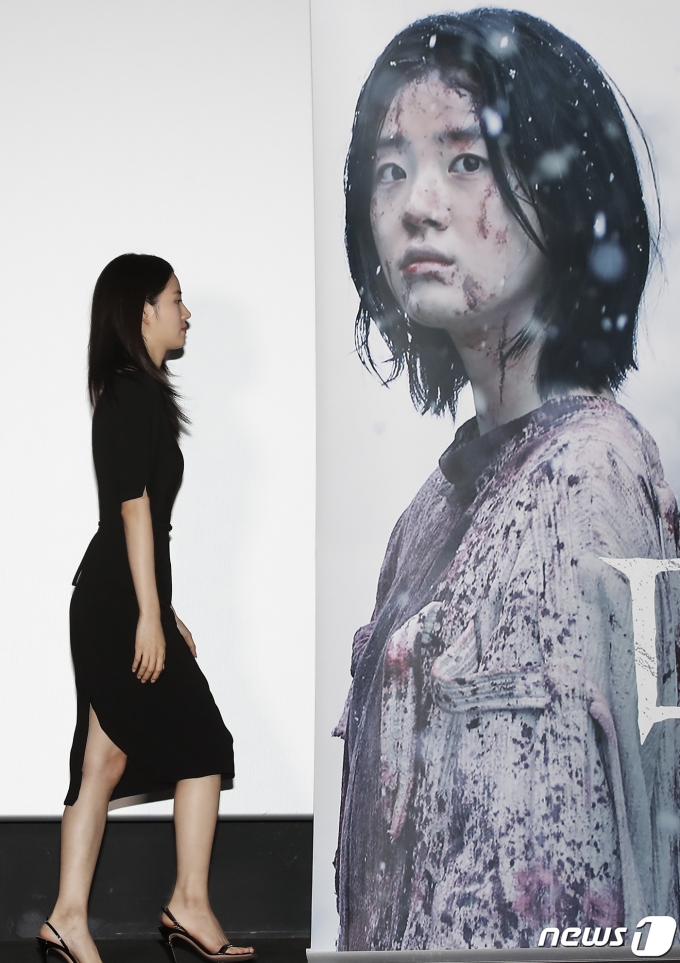 배우 신시아가 7일 서울 용산 cgv에서 열린 영화 '마녀 Part2. The Other One'(마녀2) 언론 시사회 및 기자간담회에 참석하고 있다. ‘마녀2’(감독 박훈정)는 초토화된 비밀연구소에서 홀로 살아남아 세상 밖으로 나오게 된 소녀 앞에 각기 다른 목적으로 그를 쫓는 세력들이 모여들면
