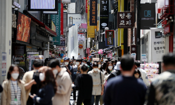한국은행이 신종 코로나바이러스 감염증(코로나19) 방역조치 완화로 억눌렸던 소비가 분출되는 '펜트업' 효과가 나타날 것이라고 전망했다./사진=뉴스1