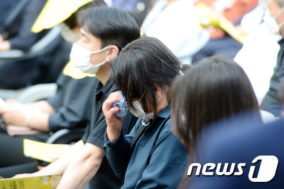 광주 학동 참사 1주기인 9일 오후 동구 증심사입구역 인근 사고 현장에서 추모식이 열린 가운데 유족들이 오열하고 있다./사진=뉴스1 