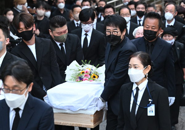 10일 오전 서울 종로구 서울대학교 장례식장에서 열린 故송해 발인식에서 방송인 유재석, 강호동, 조세호, 최양락, 양상국이 운구를 하고 있다./사진=뉴스1