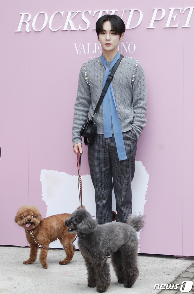 샤이니 키가 10일 서울 용산구 한남동 앤트러사이트에서 열린 발렌티노 가라바니, 락스터드 펫 팝업 기념 포토콜에서 반려견 꼼데, 가르송과 함께 포즈를 취하고 있다. © News1 권현진 기자