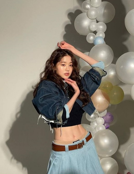 그룹 아이브 멤버 장원영이 화보 촬영장 사진을 공개했다./사진=장원영 인스타그램 캡쳐