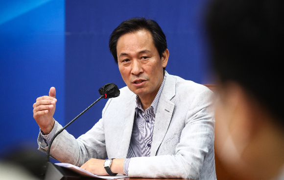 우상호 더불어민주당 비상대책위원장이 12일 서울 여의도 국회에서 열린 기자간담회에서 취재진 질문에 답하고 있다. / 사진=공동취재사진