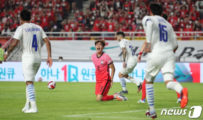 10일 경기 수원월드컵경기장에서 열린 2002 한일월드컵 20주년 기념 평가전 대한민국과 파라과이의 경기에서 대한민국 김진수가 공격에 실패 후 아쉬워하고 있다. 2022.6.10/뉴스1 © News1 박지혜 기자