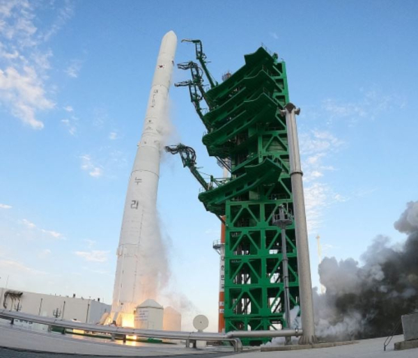 기상 악화로 하루 미뤄졌던 한국형 발사체 누리호(KSLV-II)의 2차 발사가 센서 문제로 인해 계획이 취소됐다. 이에 따른 연기로 언제 우주로 발사될 수 있을지 미정이다. 사진은 지난해 10월 전남 고흥군 나로우주센터 제2발사대에서 화염을 내뿜으며 1차 발사 준비 중인 누리호. /사진=뉴스1